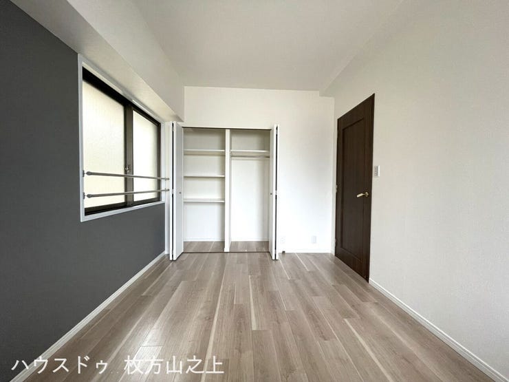 洋室内のクローゼットは、開口部が広く荷物の整理がしやすい設計。棚板も付いており、衣類だけでなくカバンや小物も効率よく収納できます。生活感を隠して、スタイリッシュな暮らしをサポートします。