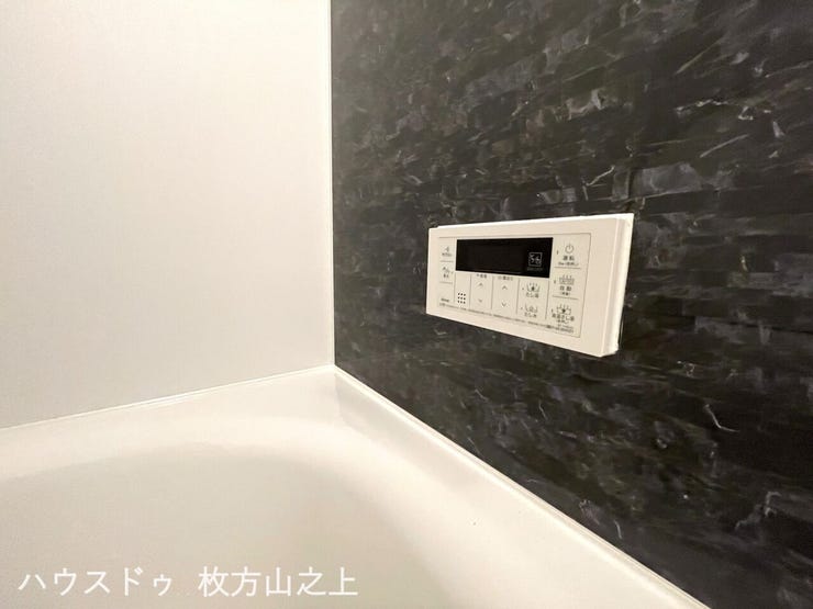 便利なオートバス機能を搭載。ボタン一つでお湯はりから追い焚きまで可能です。帰宅時間がバラバラなご家族でも、いつでも温かいお風呂に浸かれる、忙しい毎日に嬉しい快適な設備です。