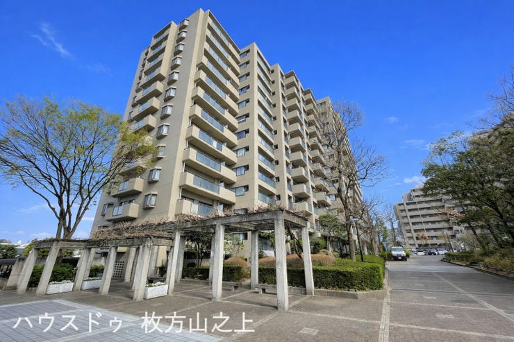 【外観】
青空に映える堂々とした佇まいの外観デザイン。豊かな緑に囲まれた閑静な住宅街に位置し、開放感あふれる住環境が魅力です。手入れの行き届いた植栽が、住まいの品格と四季折々の彩りを添えてくれます。