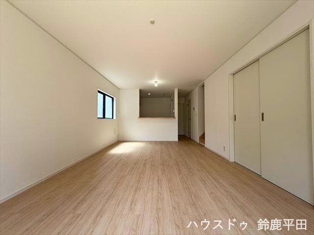 約19帖のゆとりあるLDKで、リビング、ダイニングをしっかり分けられる空間です。家具のレイアウトがしやすいのもいいですね。
