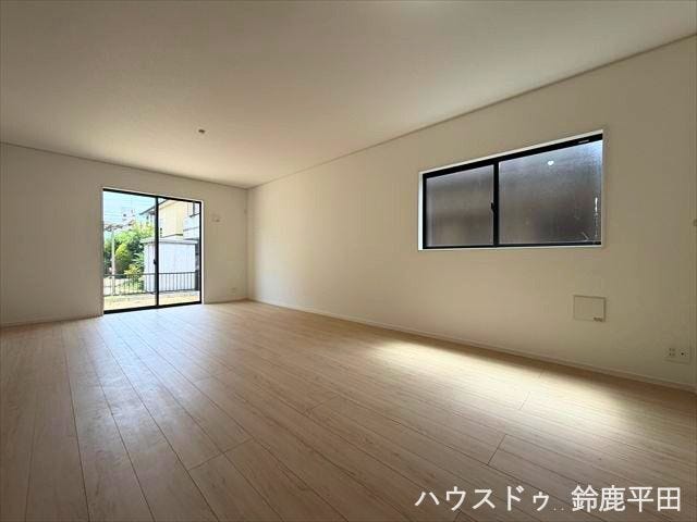 2面採光で大きな窓から明るい日差しが差し込むお部屋で開放感のある空間です。