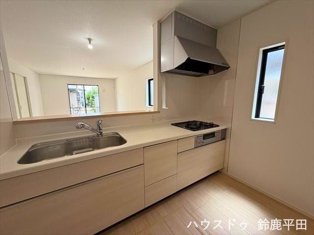 対面式キッチンでリビング、ダイニングを見渡せる空間です。収納スペースを多数備えているのでキッチン周りをすっきり保つことができます。