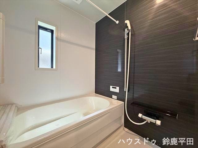 黒のアクセントクロスが特徴の浴室です。窓付きで換気もでき、追い焚き機能もついているので毎日快適に入ることができます。