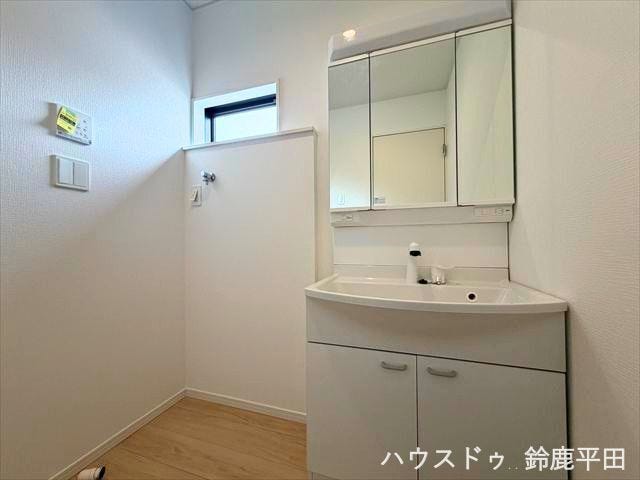 三面鏡と収納スペースを備えた洗面台で、毎日の身支度がスムーズにできます。洗濯機を置くスペースもあるので家事動線に優れているのもいいですね。