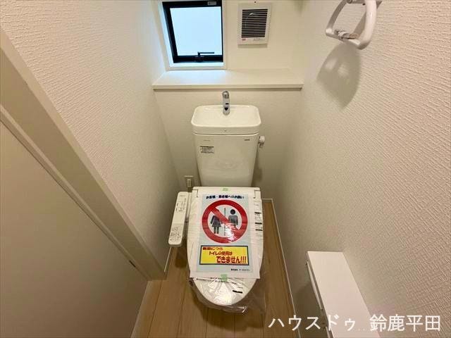 シンプルなデザインのトイレで、背面には自分好みのレイアウトができる空間があります。