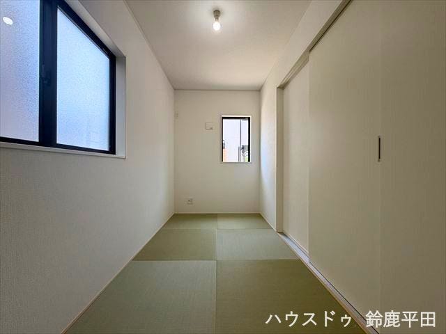 LDK横の約4.5帖洋風和室です。リビングの延長として使用したり、来客用スペースやお昼寝のスペースなどにも活用できます。