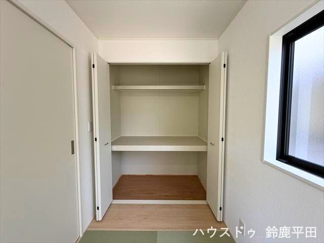 LDK横洋風和室に設置された収納スペースです。収納力があり棚がついているので用途に合わせて整理できます。