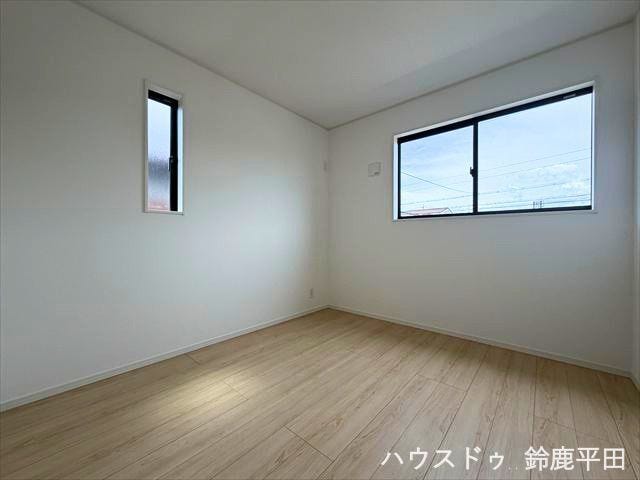 【2階西側約5.3帖洋室】午後から夕方にかけて光が入りやすく、子供部屋や趣味部屋などにも使いやすい空間です。