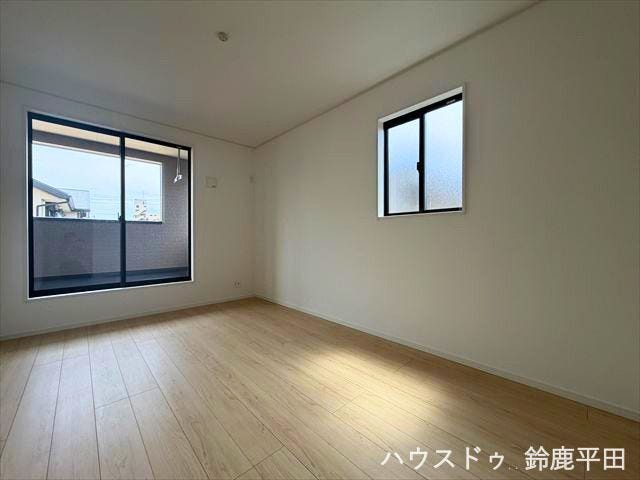 【2階南側約7.3帖洋室】バルコニーに面しており、採光、通風共に良好なお部屋です。