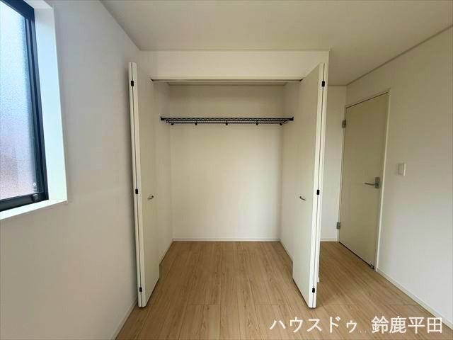 2階南側約7.3帖洋室に設置された収納スペースです。衣服はもちろん、日用品などもすっきり整理できます。