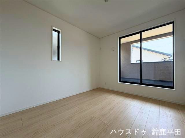 【2階東側約5.8帖洋室】バルコニーに直接出入りできる開放感のあるお部屋です。ライフスタイルに合わせて活用できます。