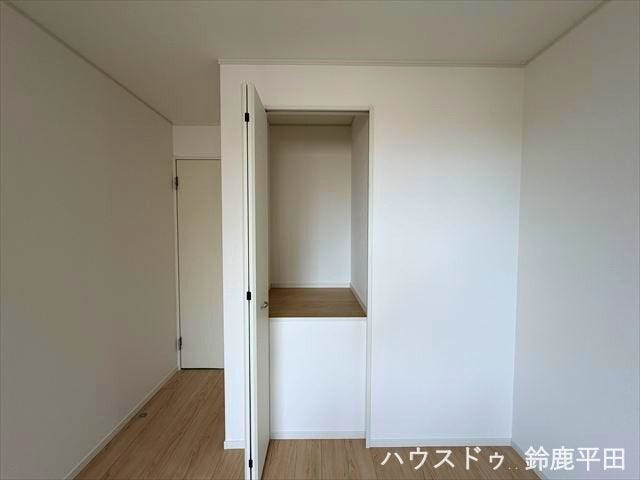 2階東側約5.8帖洋室に設置された収納スペースです。季節物や日用品などをすっきり整理できます。
