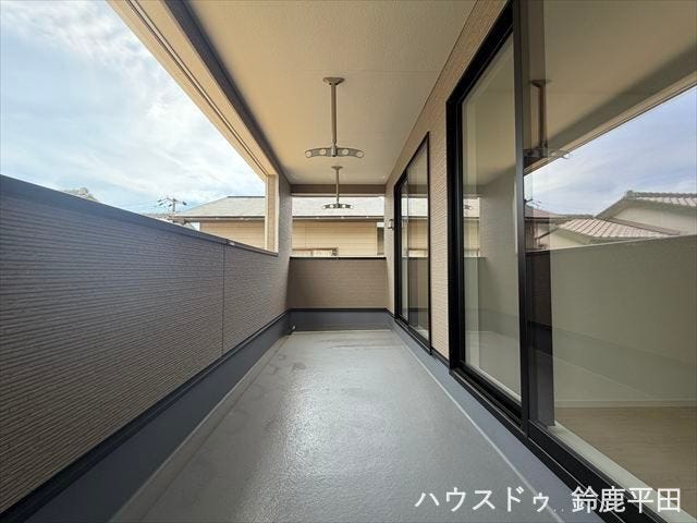 2階東、南側洋室に隣接されたバルコニーです。屋根がついているので天気を気にせず、毎日の洗濯物を干すスペースとして活躍します。