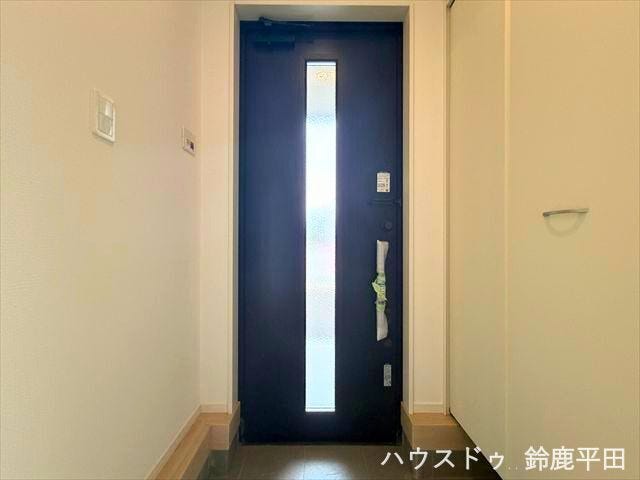 スリット窓からやわらかな光が差し込む明るくすっきりとした玄関です。