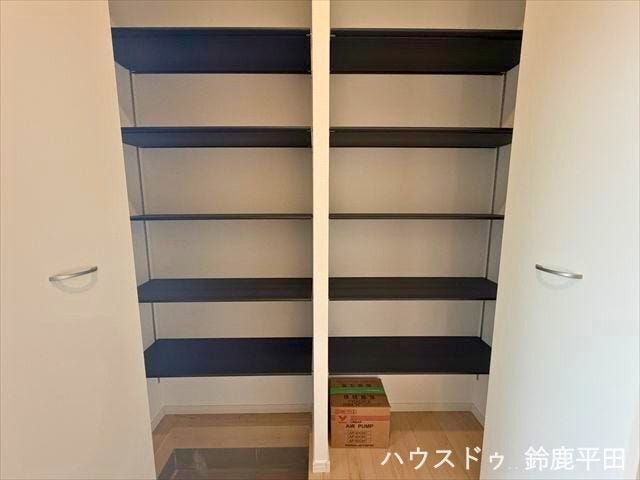 玄関に設置されたシューズボックスです。可動棚がついているので靴の高さに合わせて位置を変えることができ、収納力がいいのも魅力ですね。
