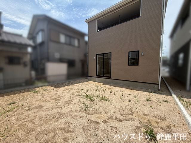 ゆとりある広さの庭スペースです。ガーデニングや家庭菜園、子供の遊び場などにも活用できます。
