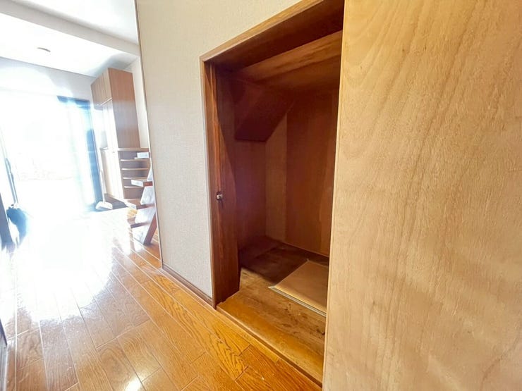 階段下のデッドスペースを有効に活用した、便利な収納庫が備わっています。掃除用具や季節物などを収納できるため玄関や廊下を常に整然とした心地よい状態に保つことができます。