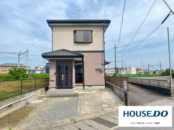 【外観】
落ち着いたツートンカラーの外観が印象的な、ゆとりのある2階建て物件です。前面道路との高低差がなく、駐車スペースから玄関までの動線もスムーズ。周囲に高い建物が少ないため、日当たりや開放感も期待できます。