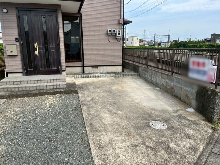 玄関前のカースペースはコンクリート舗装が施されており、雨の日でも足元が汚れにくく快適です。玄関ポーチまで段差の少ないフラットな設計のため、荷物の持ち運びやベビーカーの利用もスムーズに行える造りです。