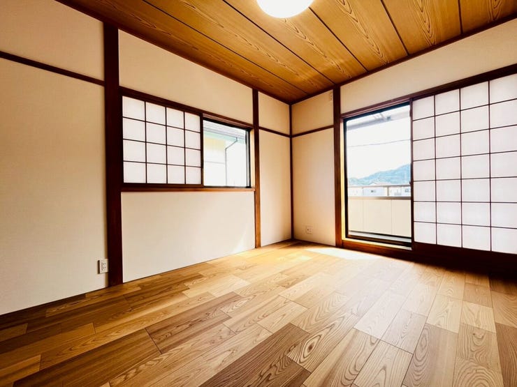 木の温もりが感じられる天井と、障子から差し込む柔らかな光が調和した心地よい和モダンな空間です。二面採光による通風の良さも魅力的。フローリング仕様のため、家具の配置がしやすく多目的に活用できそうです。