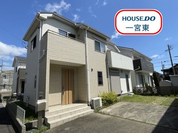 【外観】
全居室南向きで日当たりの良い住まいです。
バルコニーは2か所あり、洗濯物もよく乾きそうです。