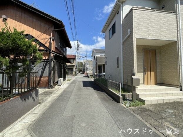 西側幅員約4.5mの前面道路です。普通車が1台通れる幅となります。大型車の通行が少ないので、振動や騒音が抑えられます。