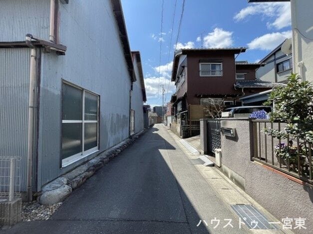 西側幅員約4.5mの前面道路です。車1台が余裕を持って通れる道幅です。車はスピードを控えるので事故率の軽減や歩行者も安心して通行できます。