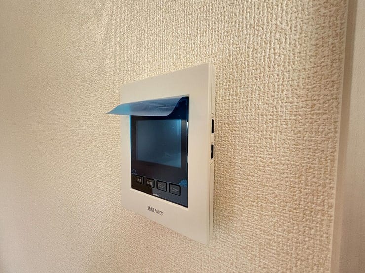 壁面にテレビモニター付きインターホンが設置されています。来訪者の顔や様子を室内の画面から直接確認できる仕様となっており、日々の防犯面に配慮された設備です。
