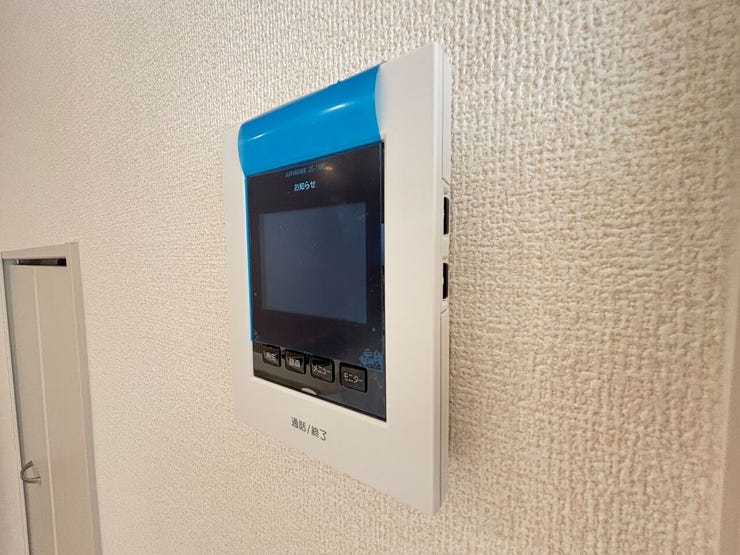 壁面にテレビモニター付きインターホンが設置されています。来客時に室内から訪問者の顔や様子を画面越しに確認できる仕様となっており、日々の防犯面に配慮された設備です。