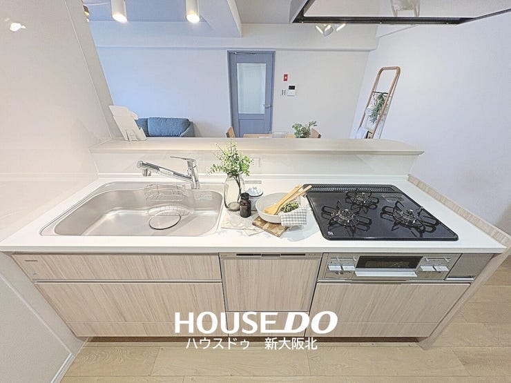 ■ご家族との会話が楽しめる対面式のシステムキッチン!
■料理をしながらテレビを見たり、お子さまの様子を見守ることもできますよ!
■毎日のお料理が楽しくなりそうですね!