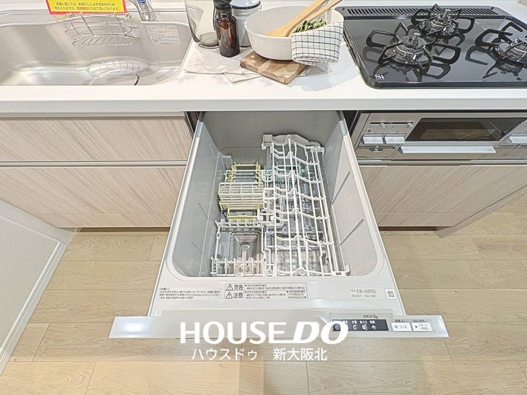 ■ご家族との会話が楽しめる対面式のシステムキッチン!
■料理をしながらテレビを見たり、お子さまの様子を見守ることもできますよ!
■毎日のお料理が楽しくなりそうですね!