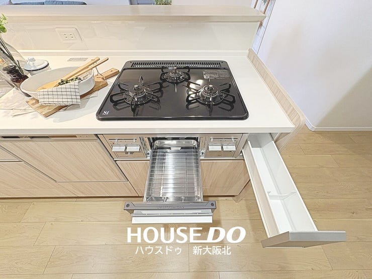 ■コンロの横にスパイスケースがあるのも嬉しいポイント!
■料理をしながらサッと取り出せるだけではなく、ホコリや油汚れから調味料を守り、清潔にお使いいただくことができます!