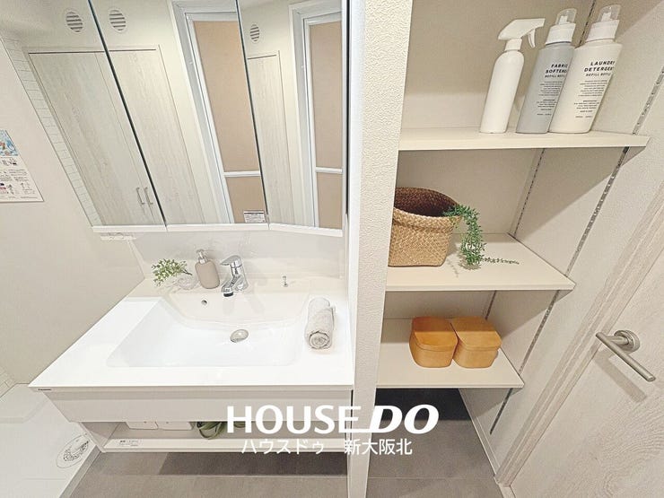 ■洗面所にも収納があり、タオルや日用品のストックなどにもお使いいただけます!