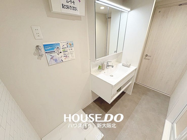 ■ゆとりある洗面台で毎朝の身支度もスムーズに!
■もちろん、鏡裏にもたっぷりの収納スペースがあるので、いつもスッキリと保てますね!