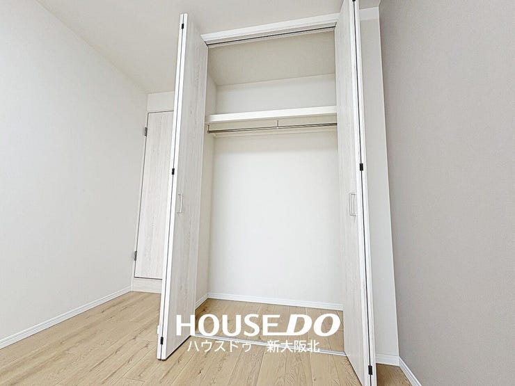 ■全居室収納付!
■お部屋がスッキリ片付くだけでなく、新しく収納棚を買い足す必要がないので、初期費用が抑えられそうですね!
■造り付けの収納は地震の揺れで倒れる心配がないので、防災面でも安心です!