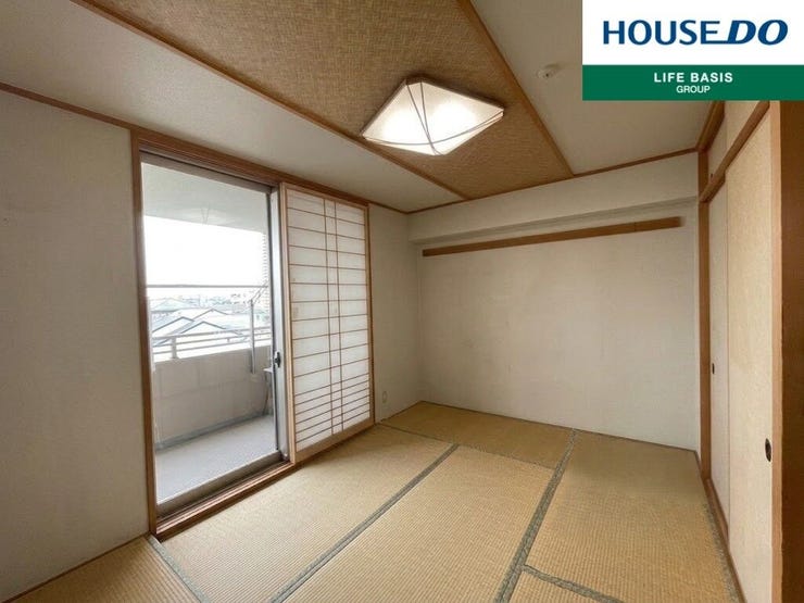 【和室】リビングの隣にある和室です。お子様のお昼寝スペースや、家事スペース、来客用の個室にと、あると嬉しい空間。※実際の現地写真ですが、CGにより一部家具小物を削除しております。
