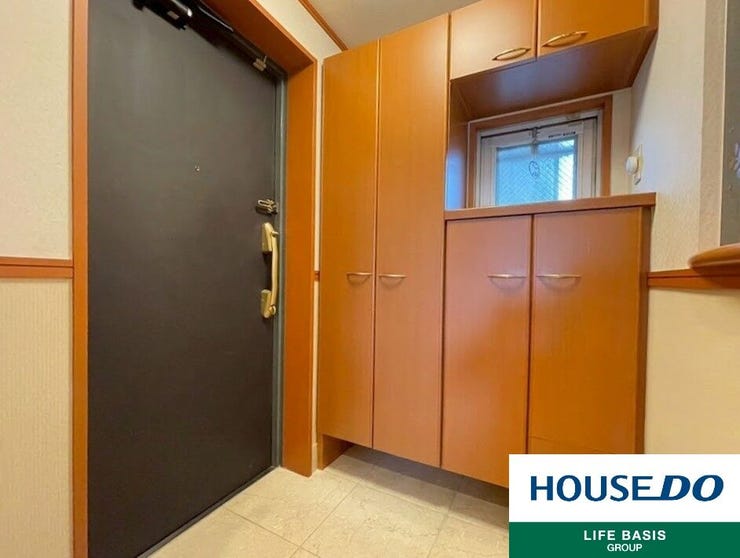 【玄関】大容量のシューズボックスが付いた玄関です。ご家族の靴もすっきり収納できます。綺麗な玄関を保てそうです♪窓も付いており、明るい空間です。帰ってきたくなるマイホームをご家族でつくりあげたいですね♪