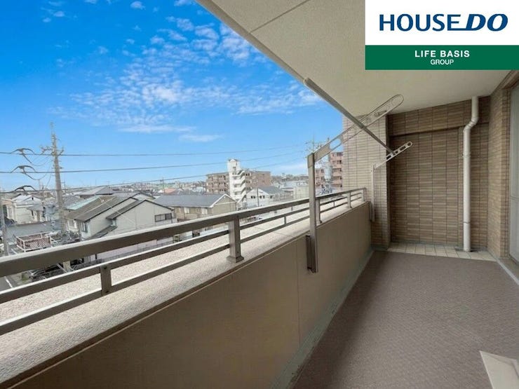 【ワイドバルコニー】ワイドバルコニーで広々とした開放感を楽しめます。リラックスした時間を過ごす場所にも最適です※実際の現地写真ですが、CGにより一部家具小物を削除しております。