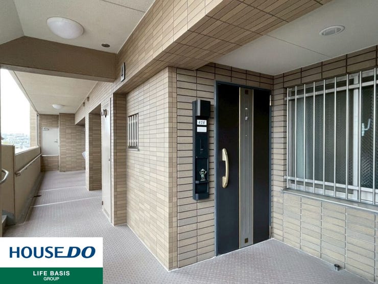 【共用廊下】明るくすっきりとした印象の共用廊下です。日常的に清掃が行き届いていて共用部分まで丁寧に管理されており、住まう方が毎日気持ちよく行き来できる、安心感のある空間です。