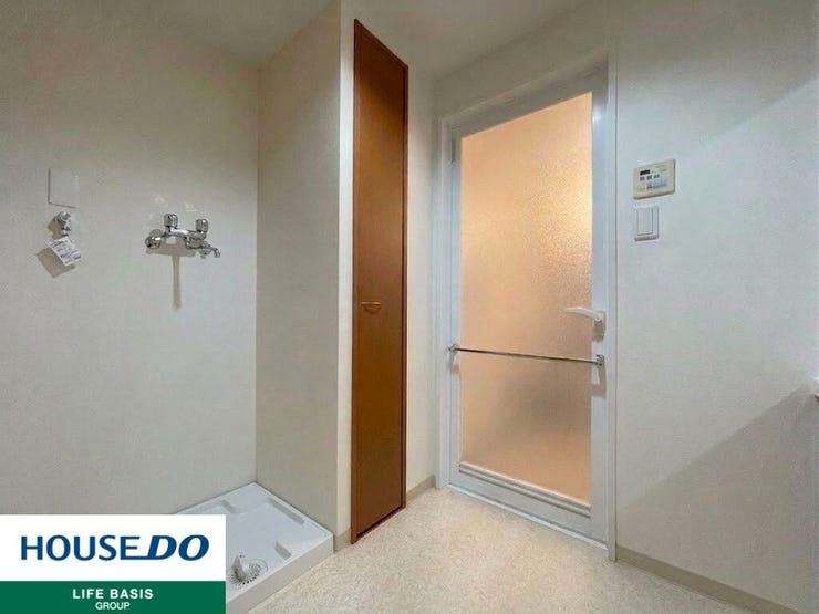 【洗面脱衣所】ゆとりある広さの脱衣所です。脱衣所にある収納はタオルや下着、ストック品などを入れておくのにとても便利です!※実際の現地写真ですが、CGにより一部家具小物を削除しております。