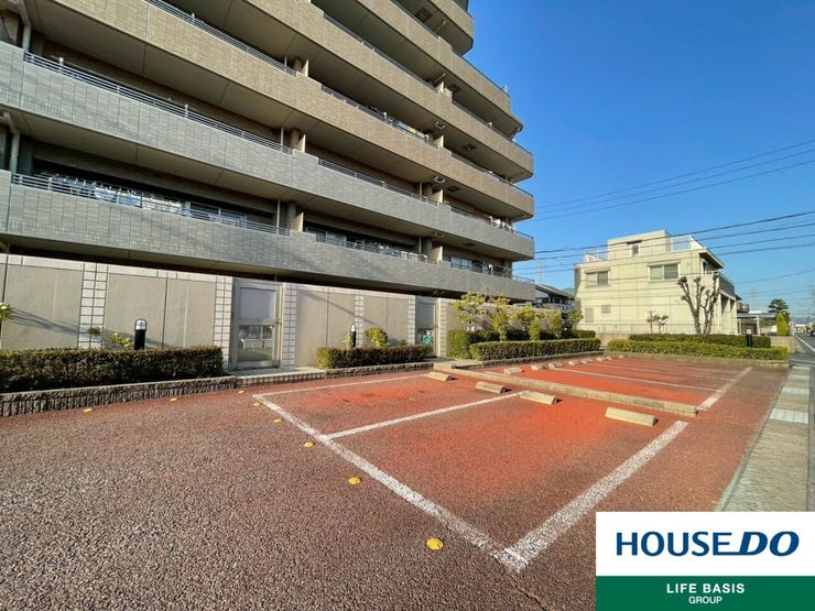 【駐車場】車を所有している方には嬉しい、駐車スペースがしっかり確保された物件。また来客時用駐車場もマンション敷地内にあるため、お客様にも安心!家族や友人との時間ももっと楽しくなります。