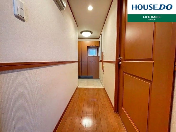 【廊下・ホール】玄関を開けてすぐ目の前に広がる広々としたホールです。わが家に帰った時に言う「ただいま」その言葉が何十年にもわって元気よく響くような、家族が帰りたくなる快適な住まいがテーマです。