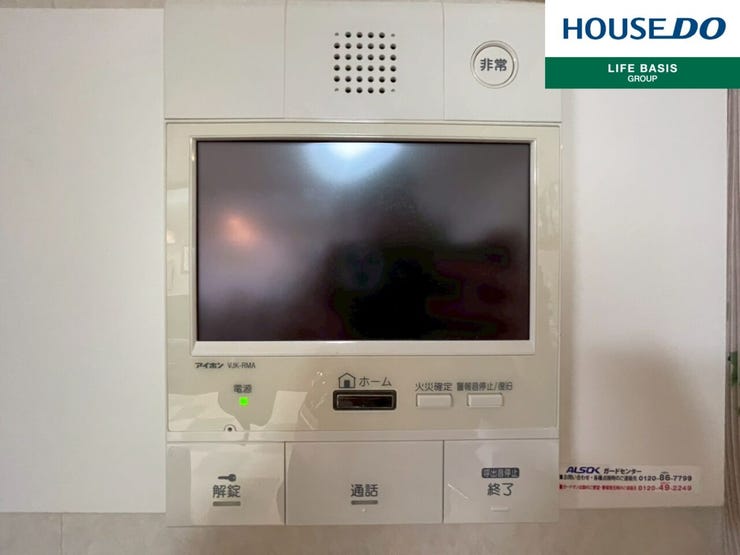 【インターホン】来客時に便利なモニター付インターホン。玄関ドアを開けることなく夜間でも訪問者の顔をモニターで確認できるため、トラブル防止にも繋がります。奥様やお子様のみのご在宅でも安心の防犯設備です!