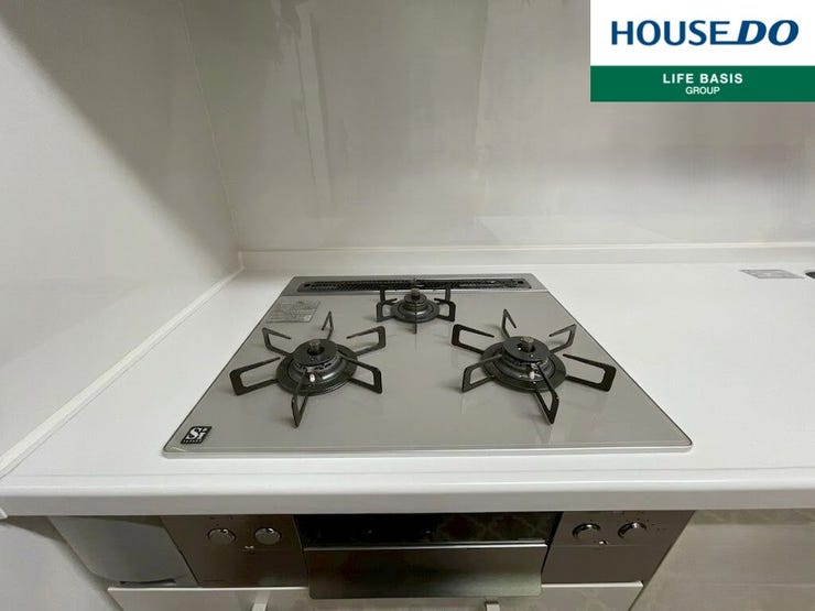 【3口コンロ】3口コンロ付きなので、お料理がはかどります。メイン料理2品を手前のコンロで調理しながら、奥の小バーナーで汁ものを調理するなど、複数の調理を一度に行うことができます。時短調理に繋がります!