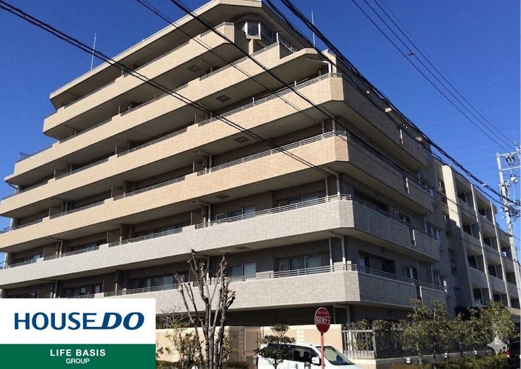 【建物外観】爽やかな青空の下に贅沢なほどに降り注ぐ陽光、豊かな居住性と、クオリティが見事に調和した住空間は、住まうことの喜びを感じさせてくれます。良好な住環境が保たれたエリアで新生活を過ごせます