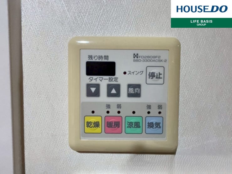 【浴室暖房乾燥機】真冬の寒い浴室を暖かく、雨の日の洗濯物の乾燥などと、多用途に活躍する浴室乾燥暖房機能が標準装備。年中快適に過ごせそうです。また、換気扇も付いているので浴室を清潔に気持ちよく使えます!