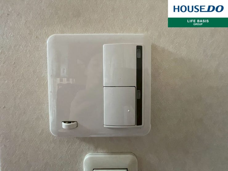 【床暖房】リビングには床暖房設備が内蔵されています。真冬でも心地よいポカポカ空間に生まれ変わります♪エアコンの風が苦手、ヒーターだけだと寒い、そんな方々にはとってもおススメです♪お部屋もすっきりですね