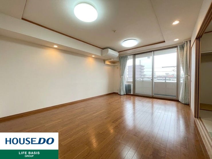 【リビング】
【リビング】ソファやテーブルを置いても使いやすい配置で、ご家族そろってゆったりとお寛ぎいただけます。※実際の現地写真ですが、CGにより一部家具小物を削除しております。