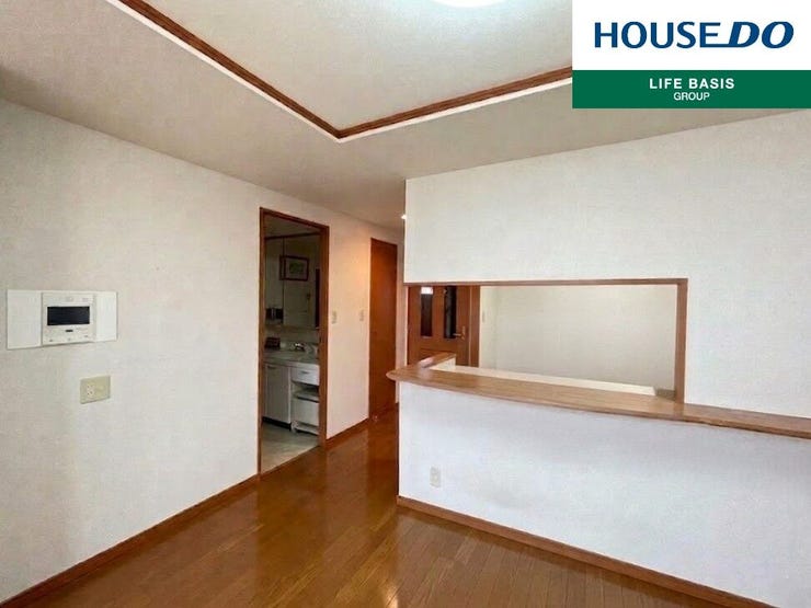 【ダイニング】ダイニングテーブルを置いてもゆとりのある広さ。対面キッチンのため、配膳も動線も◎ ※実際の現地写真ですが、CGにより一部家具小物を削除しております。