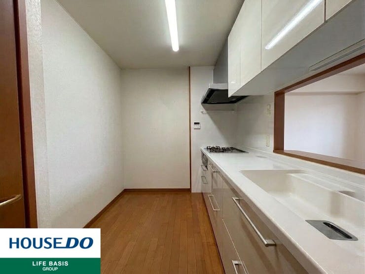 【キッチン】お手入れの簡単なシステムキッチン。汚れてもさっと綺麗にできます。収納豊富で調理グッズや調味料などたくさん収納できます。※実際の現地写真ですが、CGにより一部家具小物を削除しております。